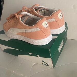 Men’s Size 11 Sueded Pumas